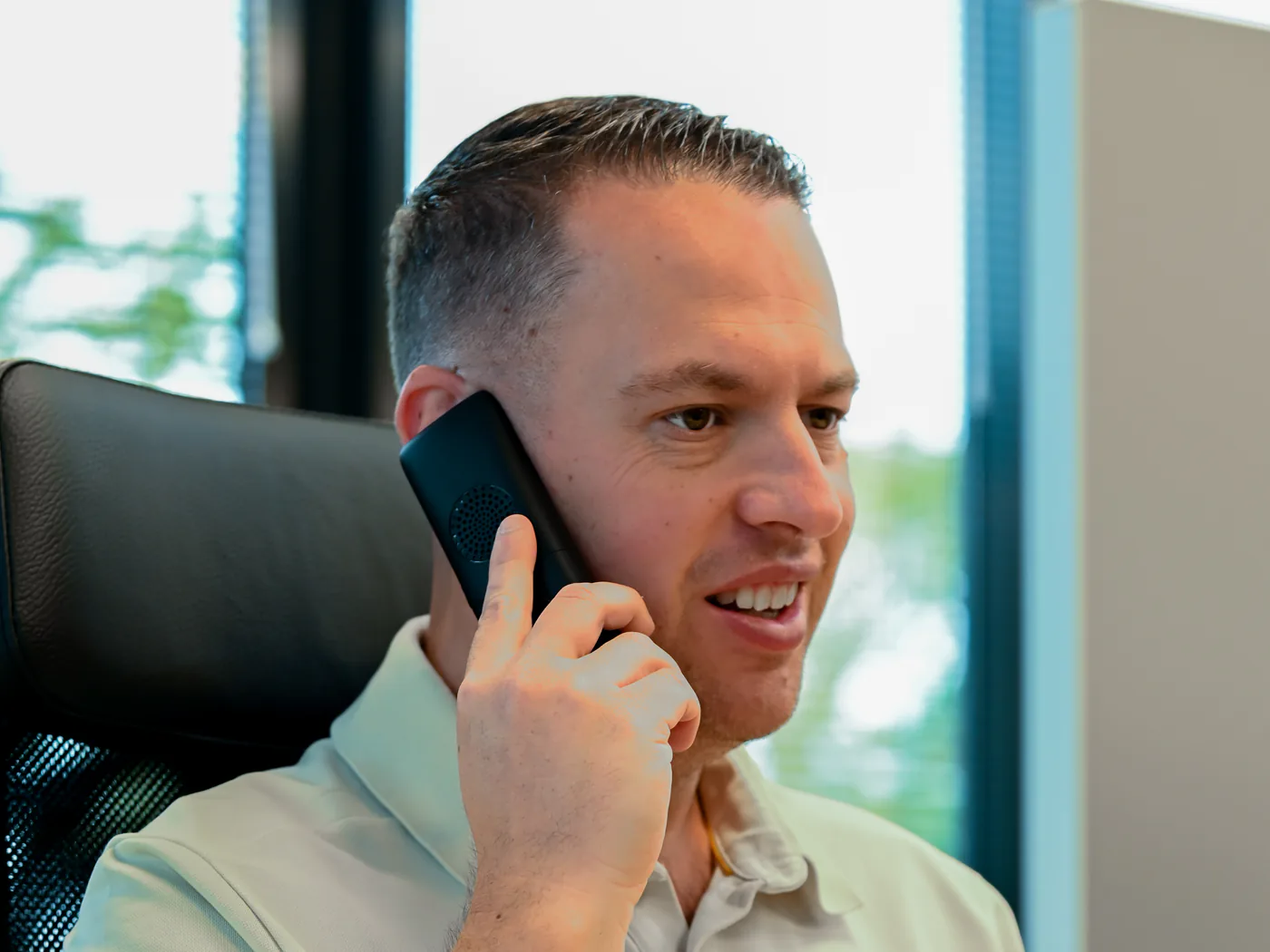 Jordy van Boutio helpt een klant telefonisch vanaf zijn bureau