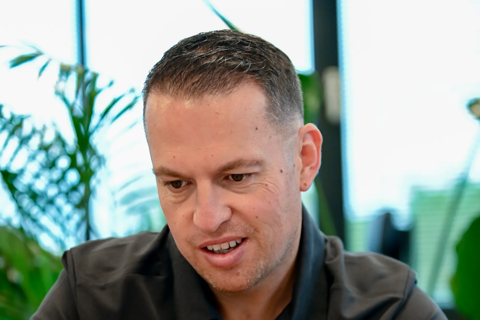 Jordy van Boutio werkt lachend op zijn laptop