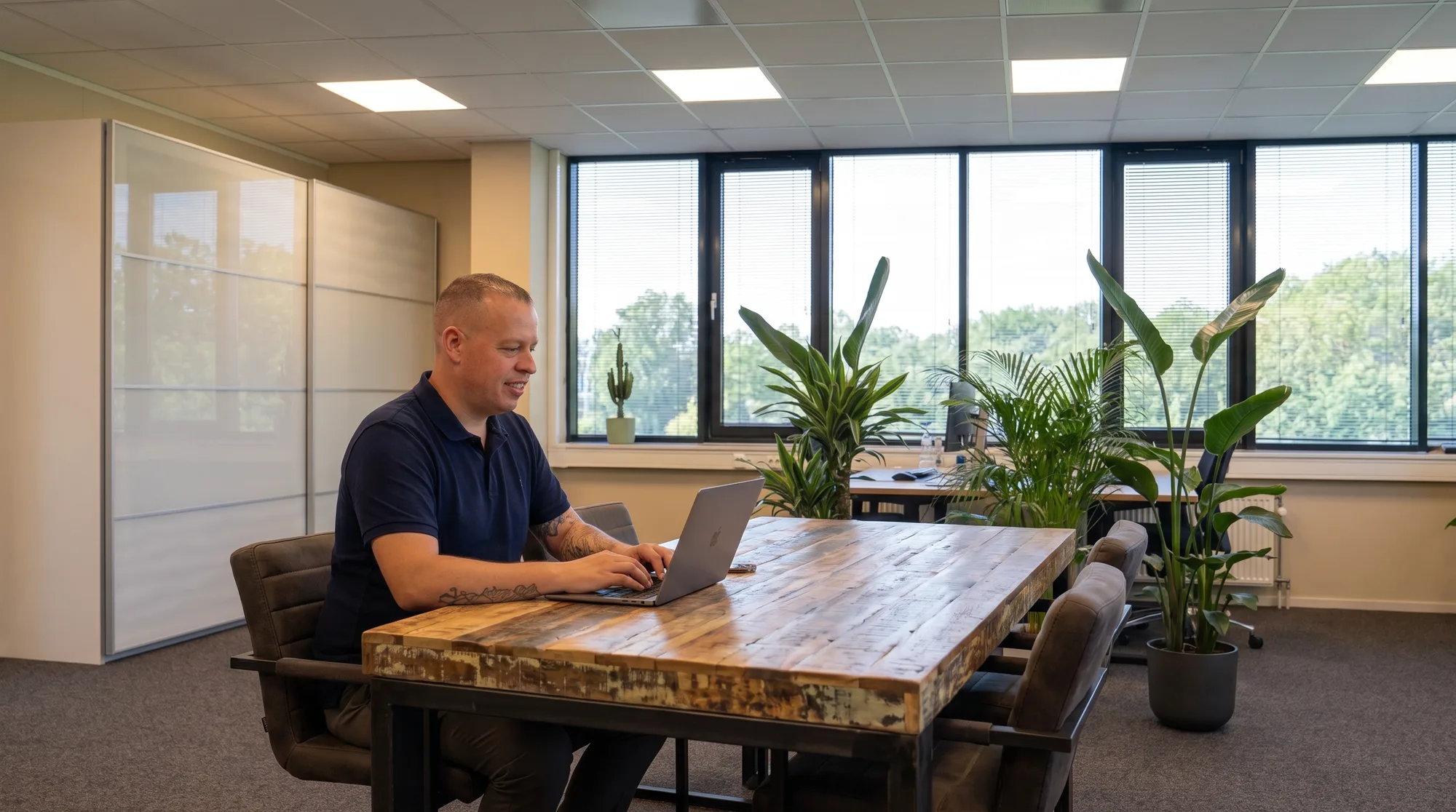 Jordy van Boutio aan het werk in de studio