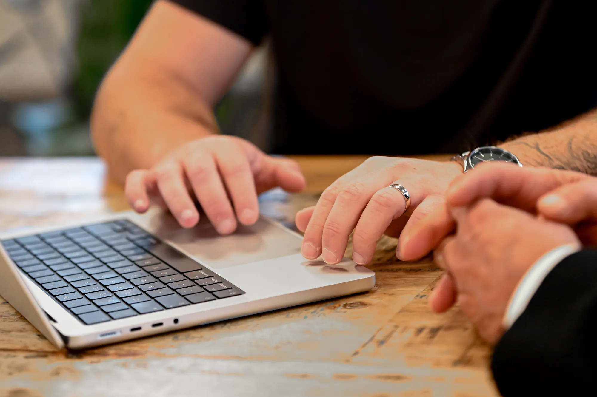 Jordy van Boutio laat een klant iets zien op zijn laptop