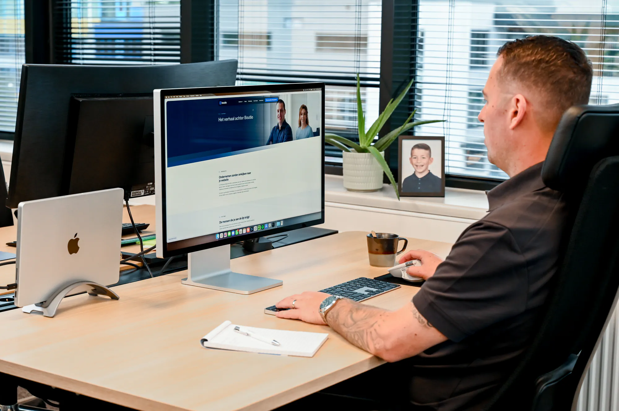 Jordy van Boutio werkt achter een groot scherm aan een website