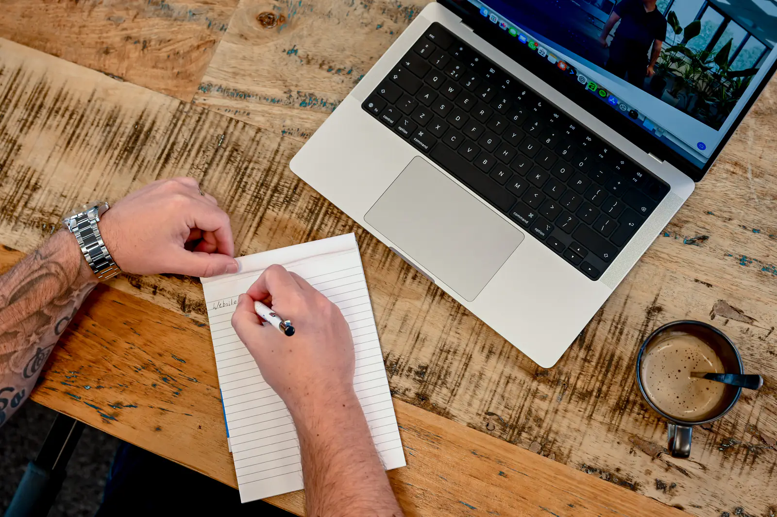 Schetsen in een notitieblok naast een laptop op de werktafel