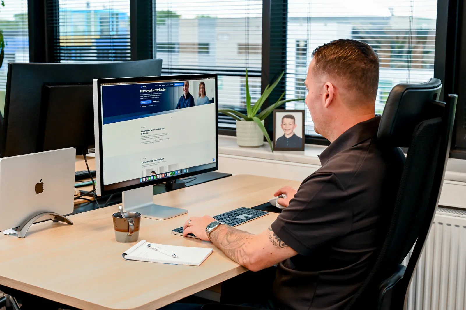 Jordy van Boutio werkt achter zijn bureau aan een website